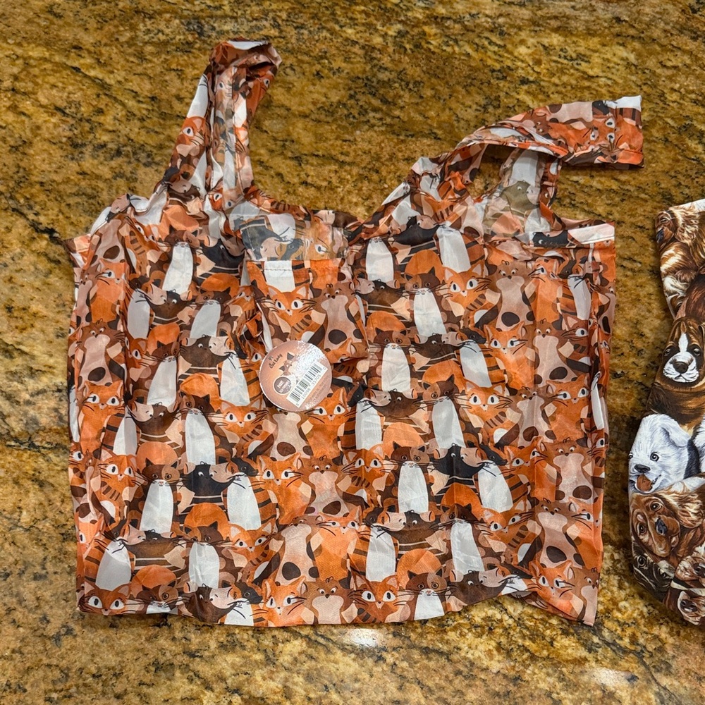 2 reusable shopping bags 🐱